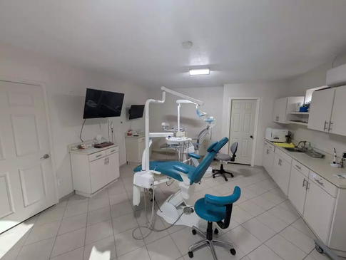 Slider image (2) Smiles Implant Studio